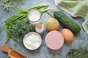 Окрошка на сыворотке и сметане с колбасой Окрошка на сыворотке и сметане с колбасой