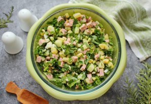 Окрошка на сыворотке и сметане с колбасой Окрошка на сыворотке и сметане с колбасой