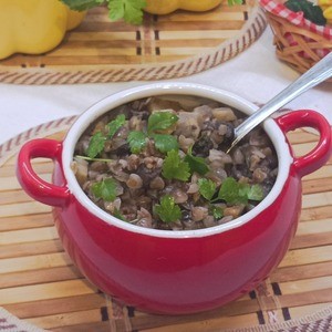 Гречневая каша с грибами и сельдереем в горшочках