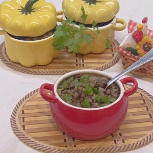 Гречневая каша с грибами и сельдереем в горшочках