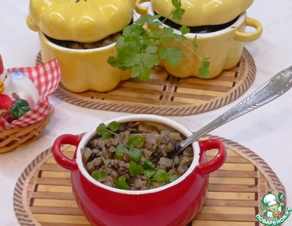 Гречневая каша с грибами и сельдереем в горшочках