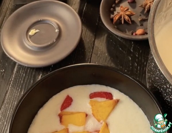 Каша из рисовой поленты с клубникой и персиками