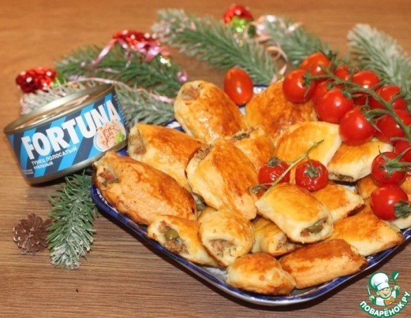 Мини-слойки с тунцом и оливками