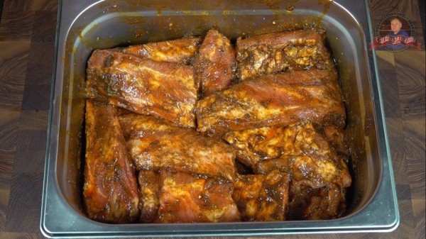 Отличительный вкусовой опыт: свиные рёбрышки, зачаровывающе запечённые под ароматным маринадом Отличительный вкусовой опыт: свиные рёбрышки, зачаровывающе запечённые под ароматным маринадом