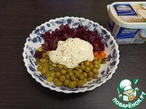 Овощной салат с сырно-чесночной заправкой