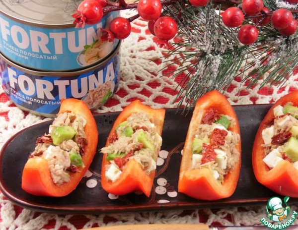 Перец фаршированный тунцом и авокадо