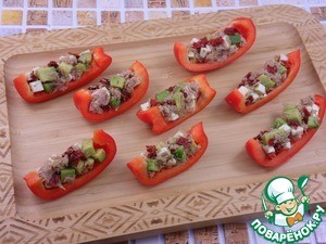 Перец фаршированный тунцом и авокадо
