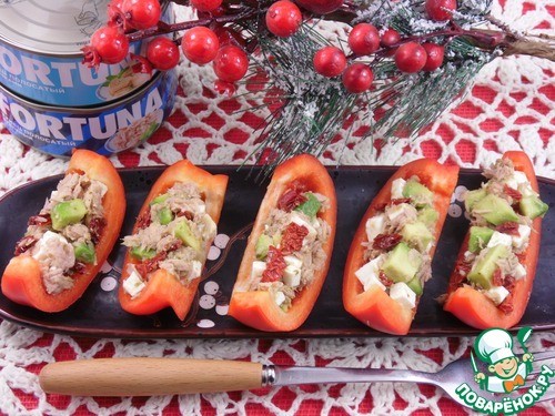 Перец фаршированный тунцом и авокадо