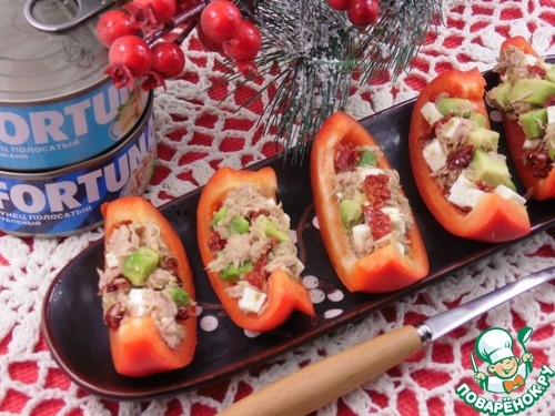 Перец фаршированный тунцом и авокадо