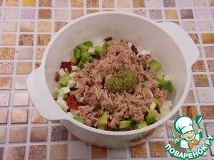 Перец фаршированный тунцом и авокадо