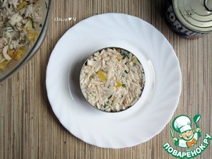 Рисовый салат "Тунец и кальмары"