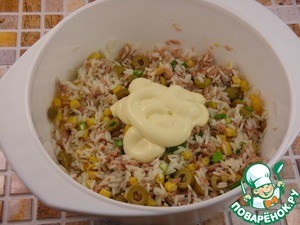 Рыбно-рисовый салат с кукурузой