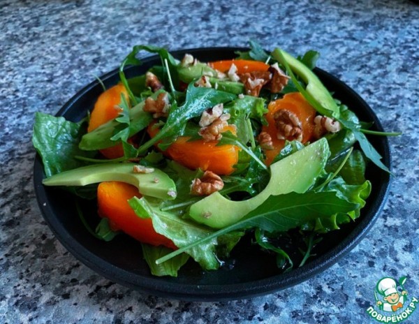 Салат с хурмой и авокадо