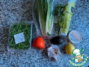 Салат с хурмой и авокадо