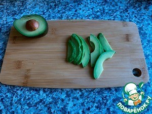 Салат с хурмой и авокадо