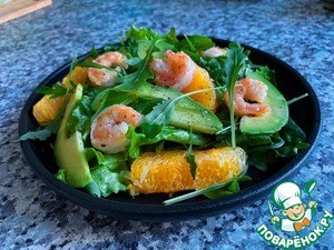 Салат с креветками, апельсином и авокадо