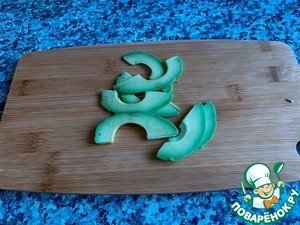 Салат с креветками, апельсином и авокадо