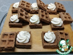 Шоколадные мини-вафли с кремом-чиз Шоколадные мини-вафли с кремом-чиз