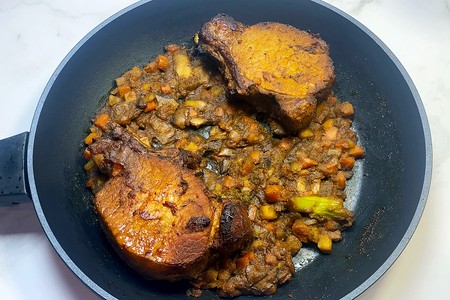 Сочные и мягкие свиные стейки на сковороде Сочные и мягкие свиные стейки на сковороде