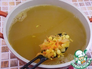 Суп-пюре с полентой, тыквой и креветками