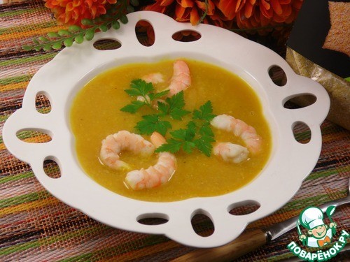 Суп-пюре с полентой, тыквой и креветками