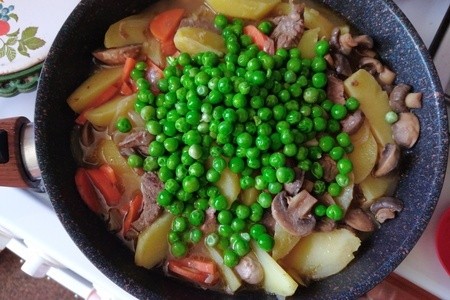 Тушёная говядина со свежим зелёным горошком Тушёная говядина со свежим зелёным горошком