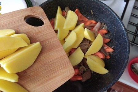 Тушёная говядина со свежим зелёным горошком Тушёная говядина со свежим зелёным горошком