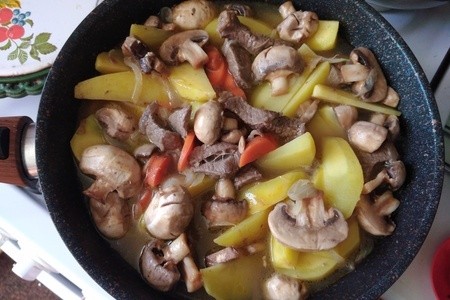 Тушёная говядина со свежим зелёным горошком Тушёная говядина со свежим зелёным горошком