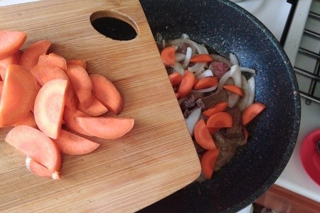 Тушёная говядина со свежим зелёным горошком Тушёная говядина со свежим зелёным горошком