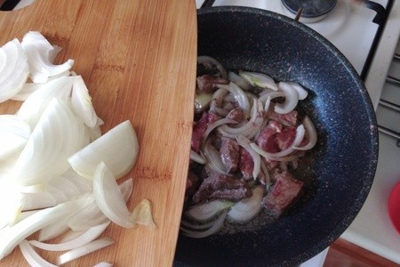 Тушёная говядина со свежим зелёным горошком Тушёная говядина со свежим зелёным горошком