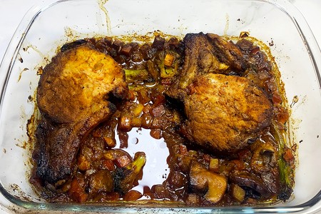 Запеченные свиные стейки с овощами Запеченные свиные стейки с овощами