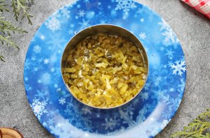 Салат со свеклой, курицей и солеными огурцами Салат со свеклой, курицей и солеными огурцами