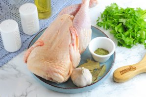 Отварная курица с чесночным соусом Отварная курица с чесночным соусом