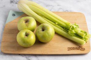 Свежевыжатый сок из сельдерея и яблок Свежевыжатый сок из сельдерея и яблок