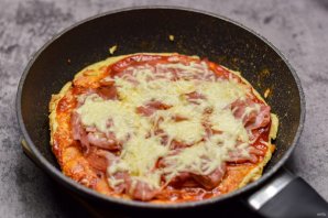 Быстрая пицца на сковороде из лаваша с яйцом Быстрая пицца на сковороде из лаваша с яйцом