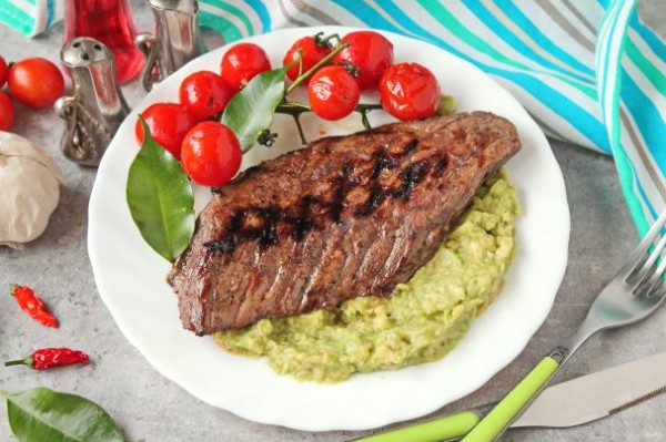 Говядина на подушке из авокадо Говядина на подушке из авокадо