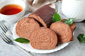 Рулет из шоколадных блинов с кремом Рулет из шоколадных блинов с кремом