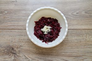 Салат из свеклы с орехами и кинзой Салат из свеклы с орехами и кинзой