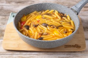 Макароны с грибами и овощами на сковороде Макароны с грибами и овощами на сковороде