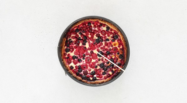 Песочный пирог с ягодами и сметанной заливкой, пошаговый рецепт с фото на 354 ккал