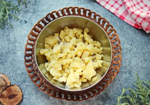 Салат с картофелем и консервированными кальмарами Салат с картофелем и консервированными кальмарами