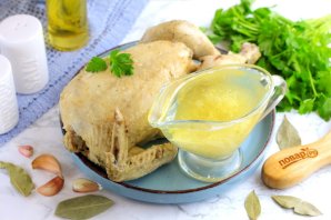 Отварная курица с чесночным соусом Отварная курица с чесночным соусом