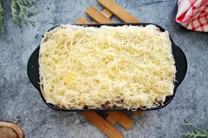 Мясная лазанья с грибами и соусом "Бешамель" Мясная лазанья с грибами и соусом "Бешамель"