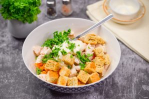 Салат "Обжорка" с фасолью, курицей и сухариками Салат "Обжорка" с фасолью, курицей и сухариками