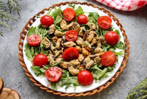 Салат с мидиями, моцареллой и рукколой Салат с мидиями, моцареллой и рукколой