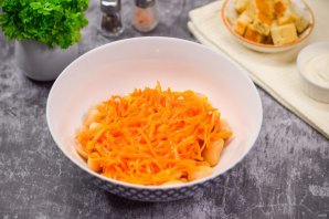 Салат "Обжорка" с фасолью, курицей и сухариками Салат "Обжорка" с фасолью, курицей и сухариками