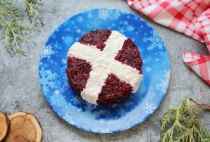 Салат со свеклой, курицей и солеными огурцами Салат со свеклой, курицей и солеными огурцами