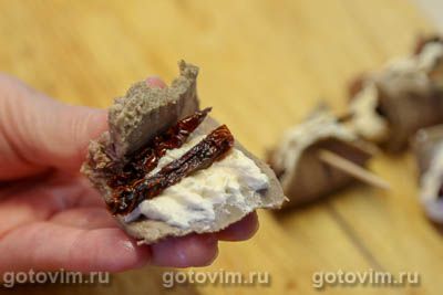 Рулетики из свиного языка с творожным сыром и вялеными помидорами Рулетики из свиного языка с творожным сыром и вялеными помидорами