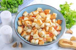 Салат с помидорами, сыром и сухариками Салат с помидорами, сыром и сухариками