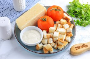 Салат с помидорами, сыром и сухариками Салат с помидорами, сыром и сухариками
